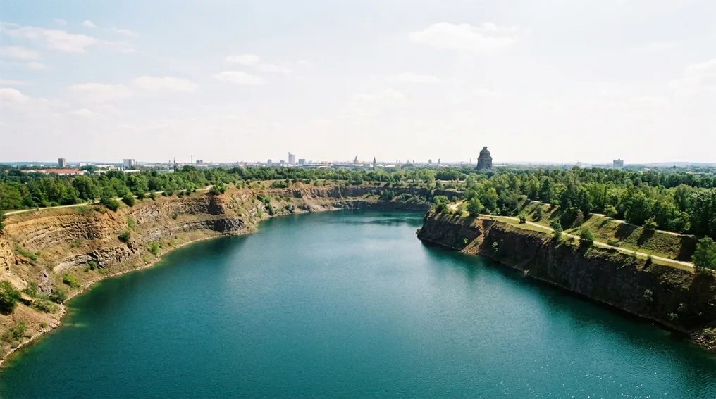 Der tiefe, klare Markkleeberger See südlich von Leipzig
