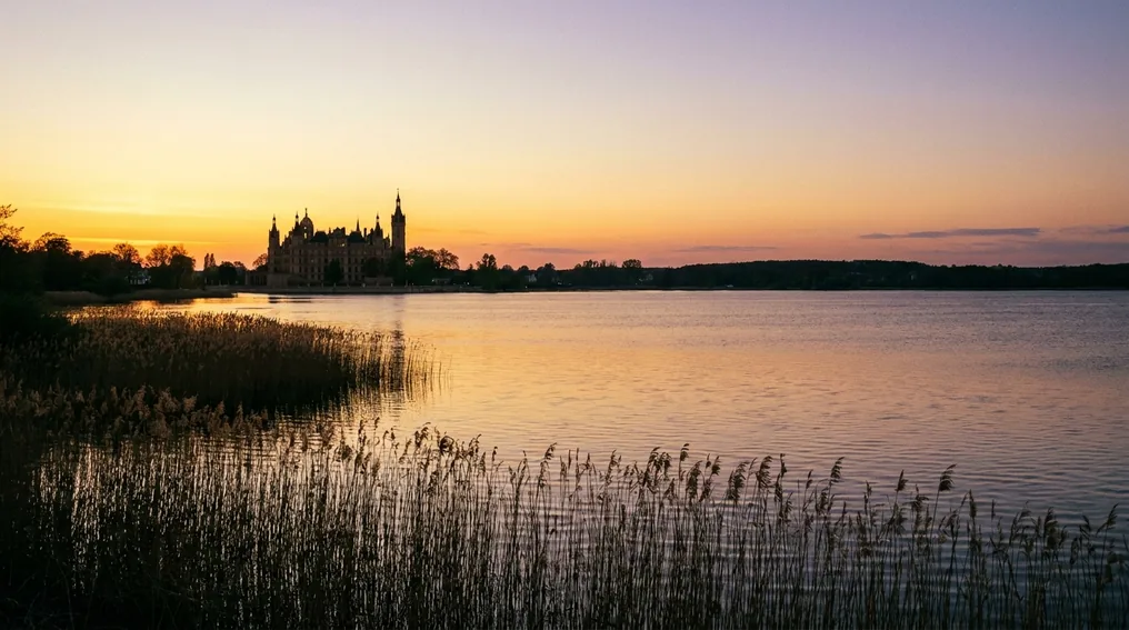 Der Schweriner See mit dem Schweriner Schloss am Ufer