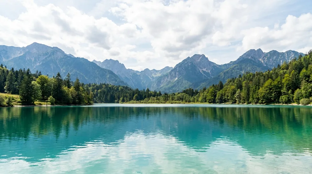 Der türkisblaue Walchensee vor der Alpenkulisse bei Kochel