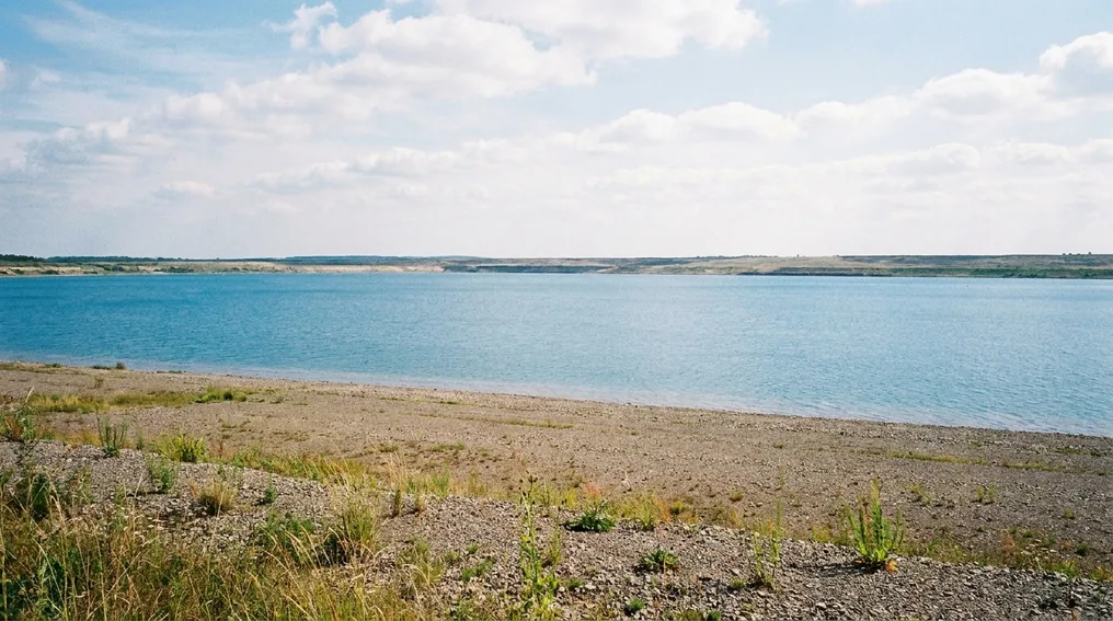 Der Zwenkauer See im Leipziger Neuseenland mit weitem Ufer